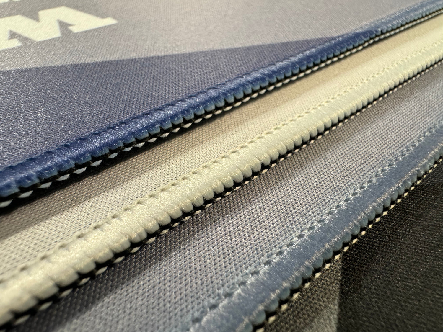 gaming musmatta med sydda kanter